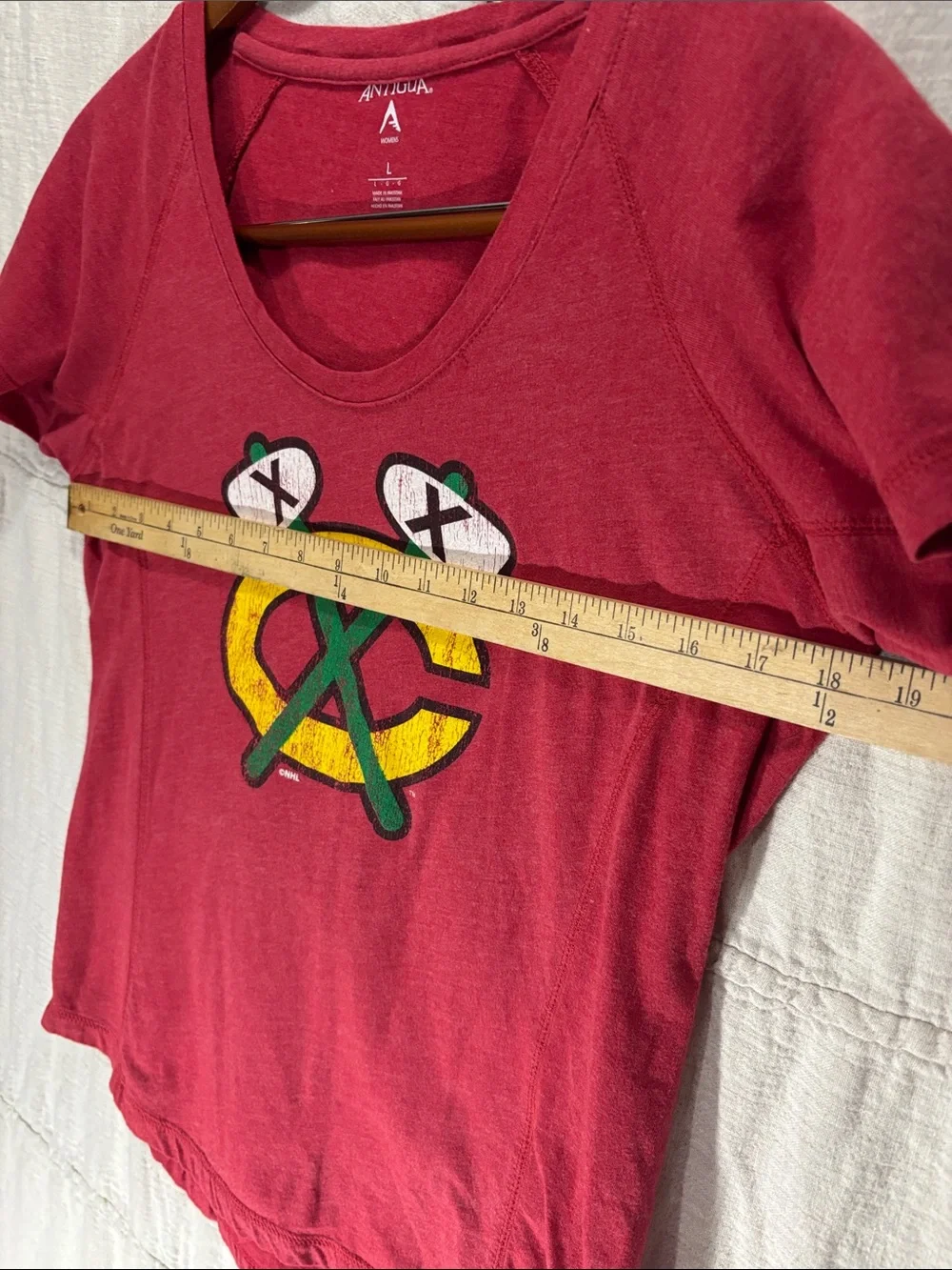 Antigua Chicago Blackhawks Women’s V-Neck Tee Tomahawk Logo Size Large
